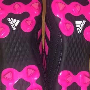 Girls soccer shoes never worn